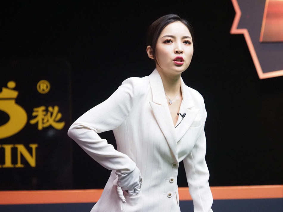 “最美台球裁判”王钟瑶爆红