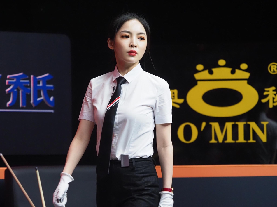 “最美台球裁判”王钟瑶爆红