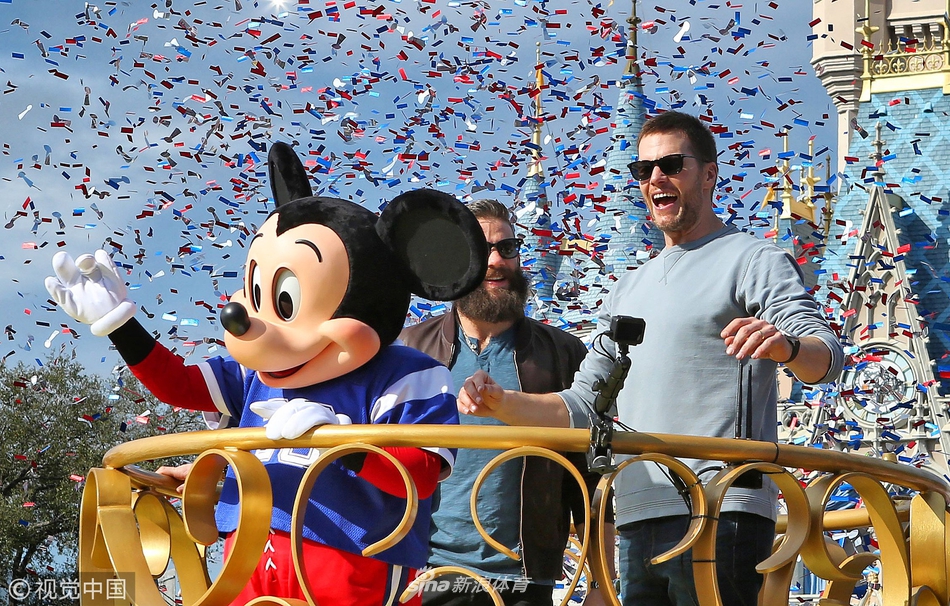 爱国者夺冠布雷迪参加花车游行