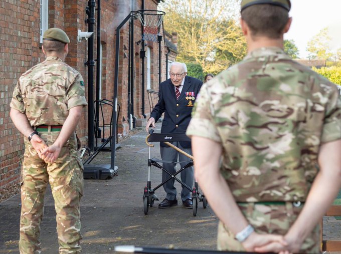 99岁二战老兵步行为医护募集资金