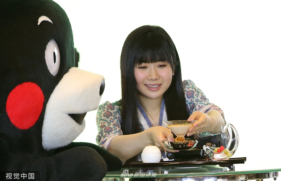 福原爱与熊本熊甜蜜互动