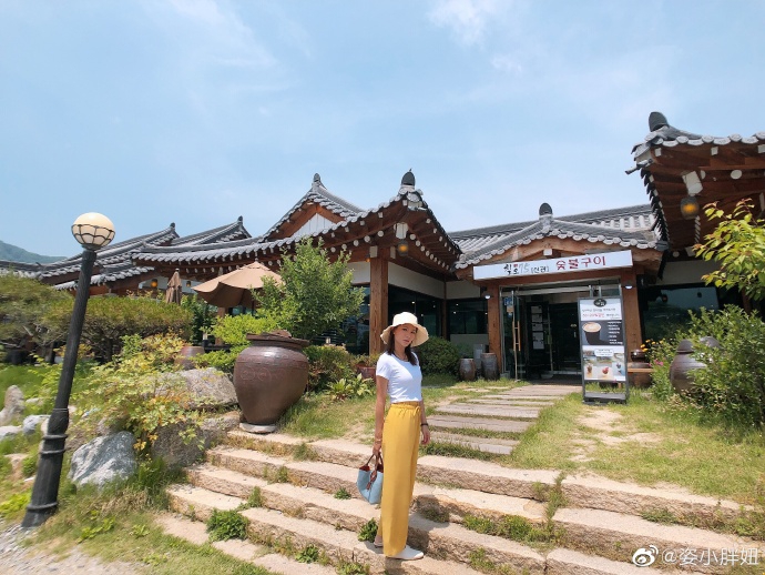 何姿晒出美照祝福高考学子