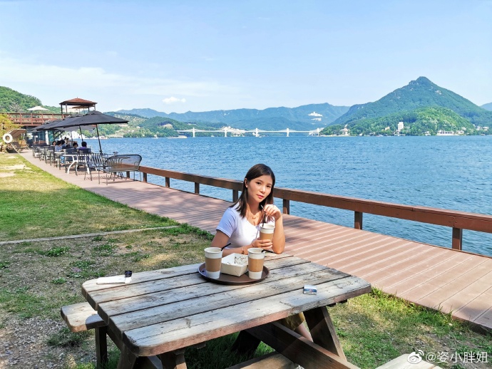 何姿晒出美照祝福高考学子