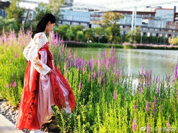 隋文静身穿汉服拍写真