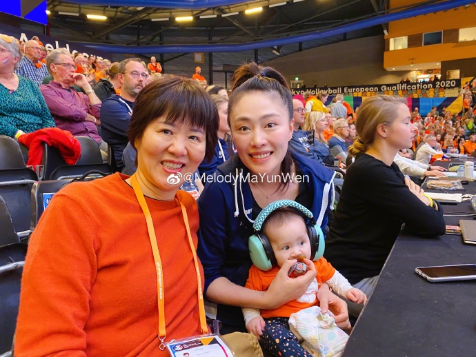 郎平荷兰观战怀抱马蕴雯宝宝