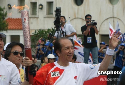 何鸿鲈传递北京奥运会圣火