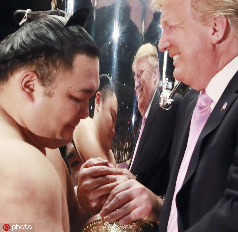 特朗普观看相扑颁30公斤重奖杯