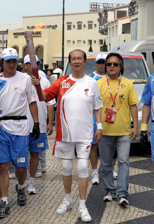 何鸿鲈传递北京奥运会圣火