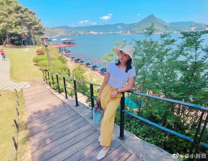 何姿晒出美照祝福高考学子