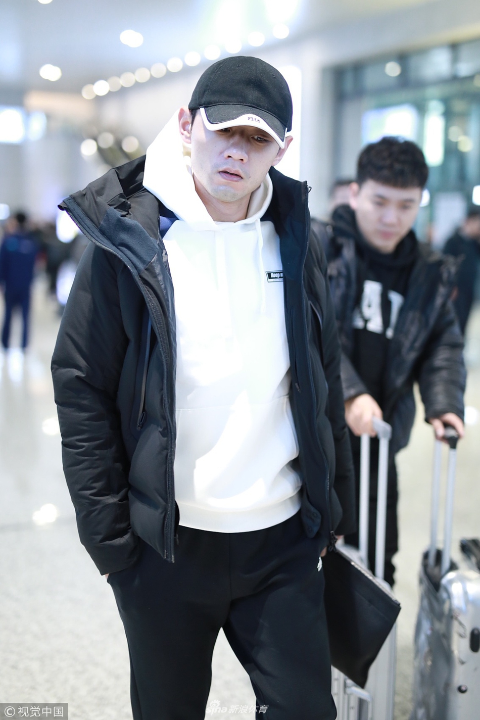 张继科穿黑白款运动装简约低调