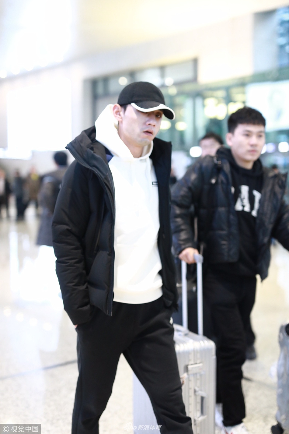 张继科穿黑白款运动装简约低调