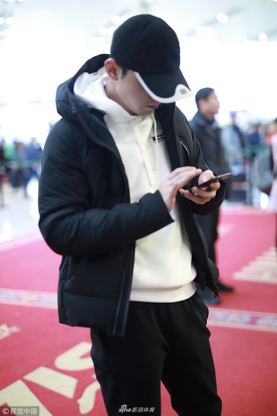 张继科穿黑白款运动装简约低调