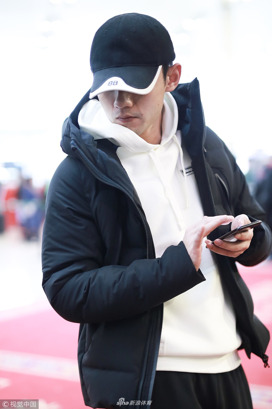 张继科穿黑白款运动装简约低调