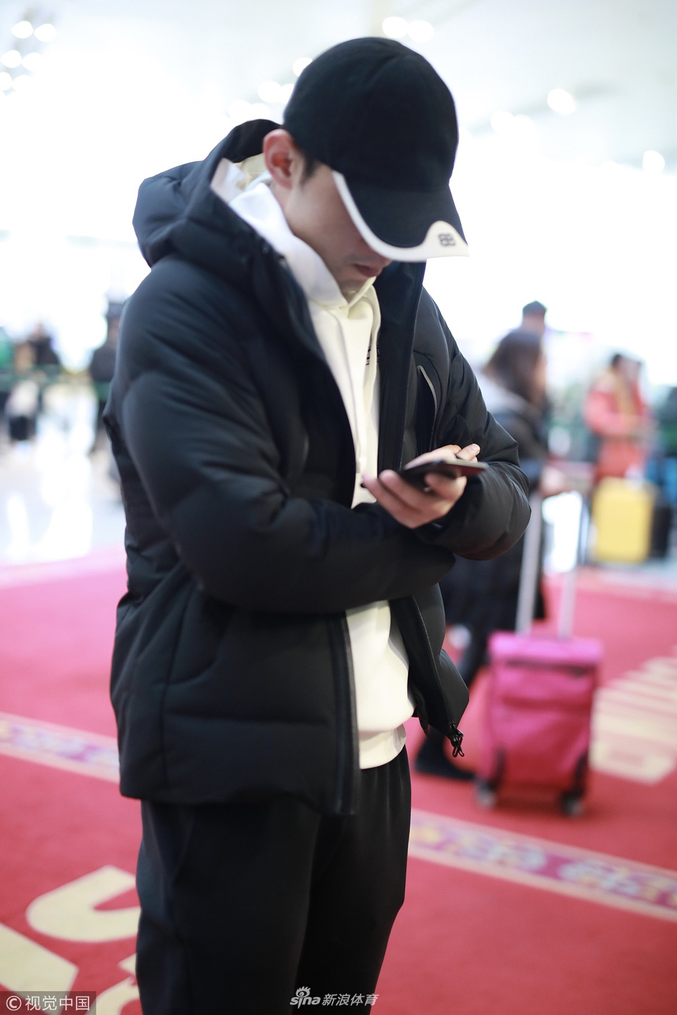 张继科穿黑白款运动装简约低调