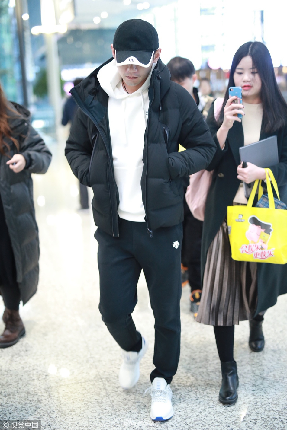 张继科穿黑白款运动装简约低调