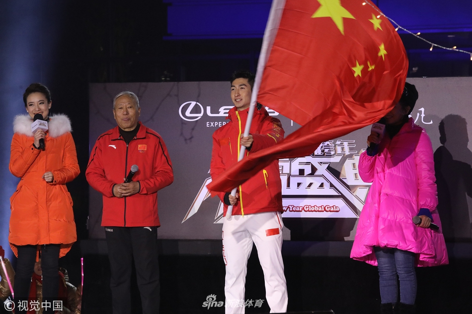 武大靖韩天宇刘秋宏登台唱歌