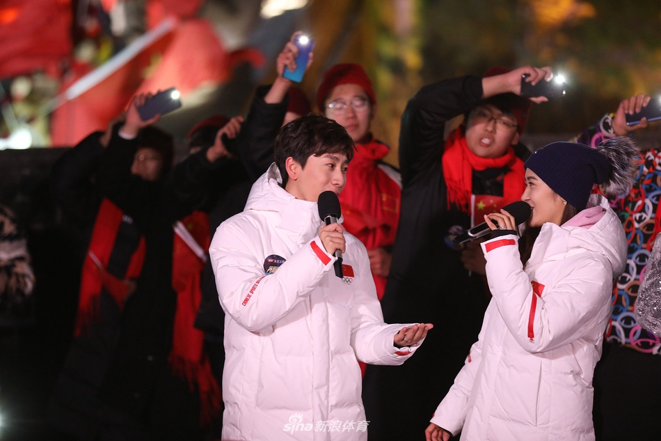 武大靖韩天宇刘秋宏登台唱歌