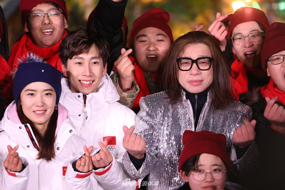 武大靖韩天宇刘秋宏登台唱歌