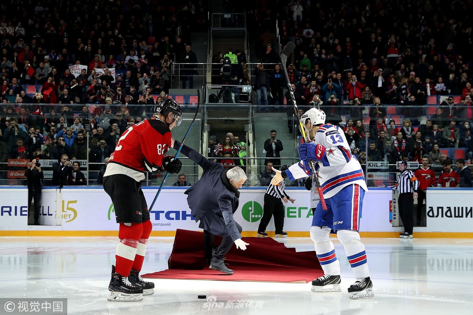 穆里尼奥为冰球开球滑倒