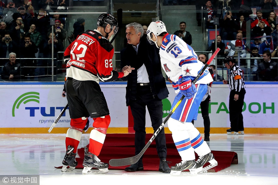 穆里尼奥为冰球开球滑倒