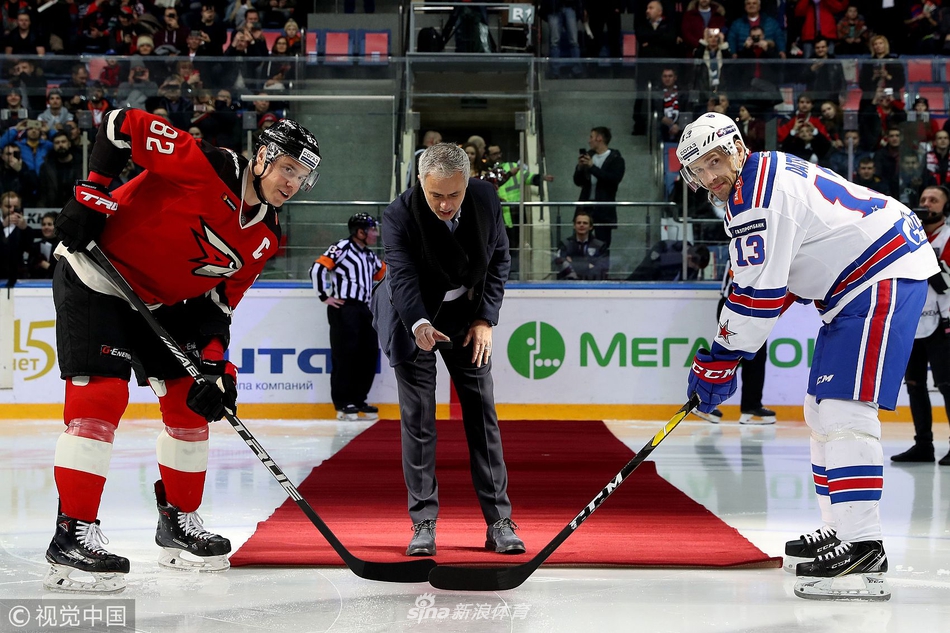 穆里尼奥为冰球开球滑倒