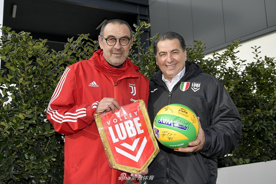 奇维塔诺瓦男排到访尤文与C罗合影