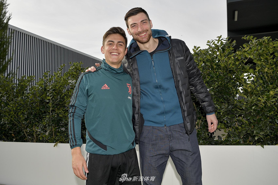 奇维塔诺瓦男排到访尤文与C罗合影