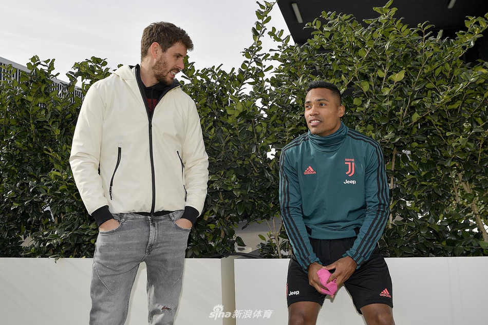 奇维塔诺瓦男排到访尤文与C罗合影