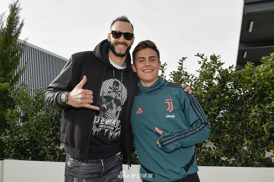 奇维塔诺瓦男排到访尤文与C罗合影