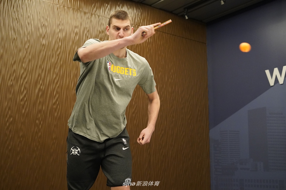 马刺vs掘金赛前约基奇打乒乓球