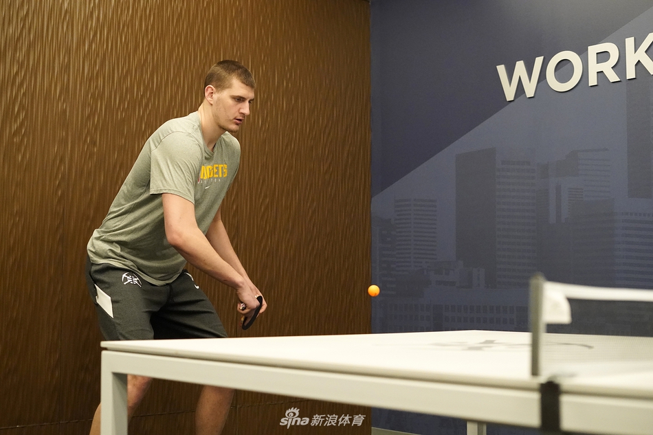 马刺vs掘金赛前约基奇打乒乓球
