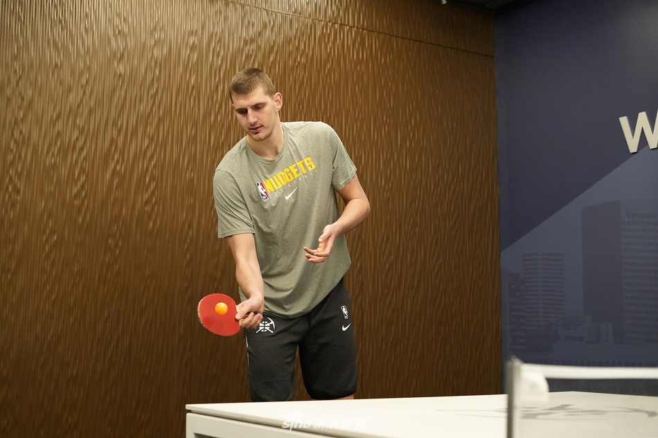 马刺vs掘金赛前约基奇打乒乓球