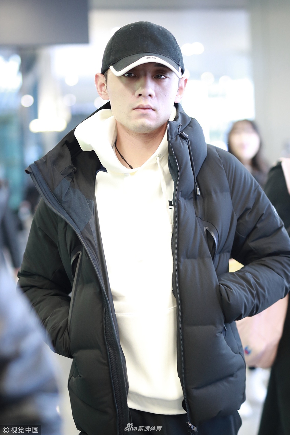 张继科穿黑白款运动装简约低调