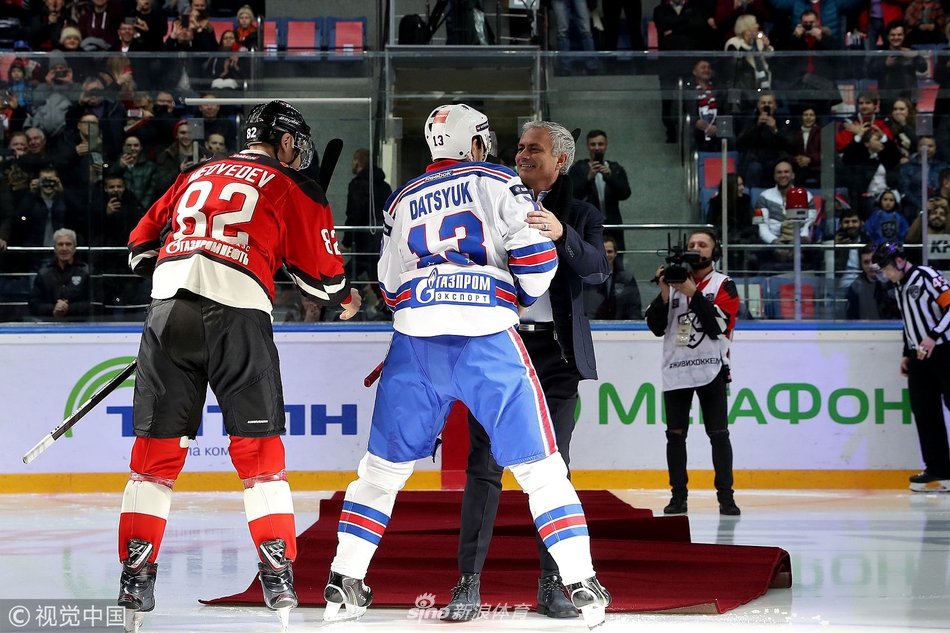 穆里尼奥为冰球开球滑倒