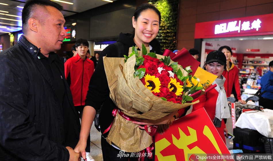 颜妮回沈阳家乡球迷热情迎接