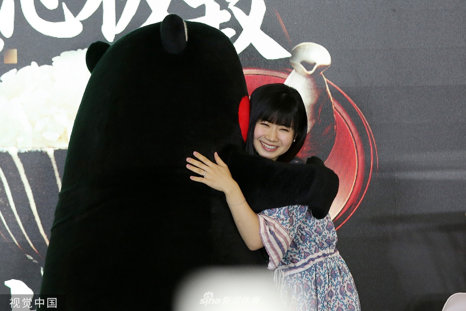 福原爱与熊本熊甜蜜互动