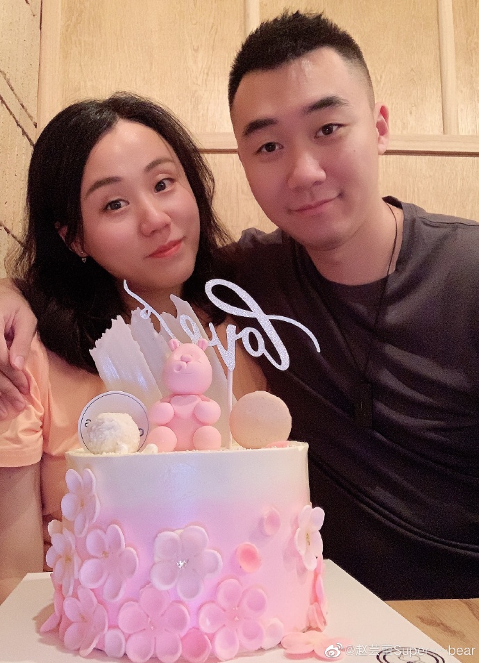 赵芸蕾生日晒和老公洪炜合影