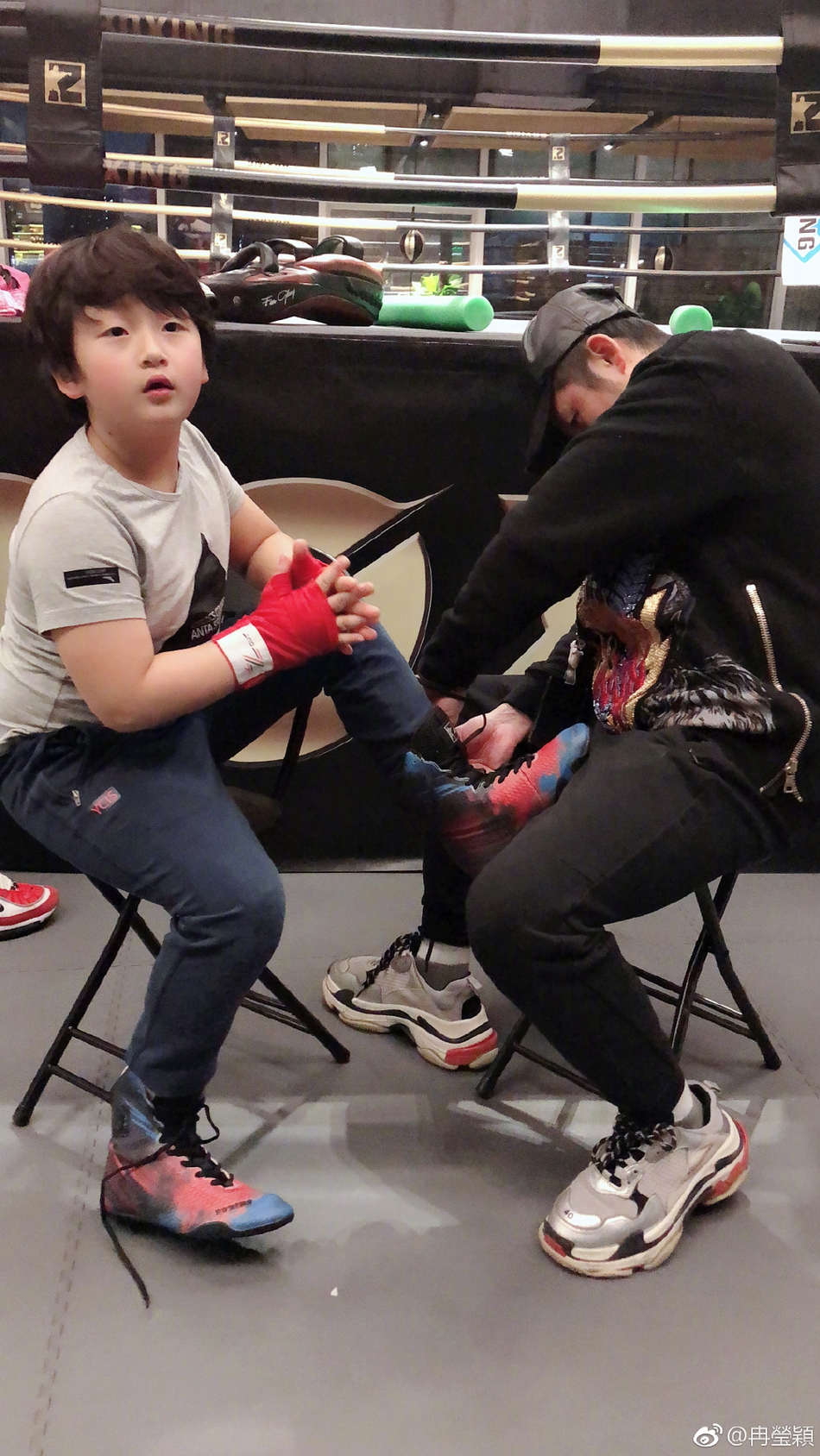 虎父无犬子！邹市明两爱子练拳击