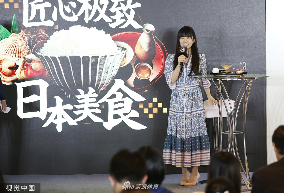 福原爱与熊本熊甜蜜互动