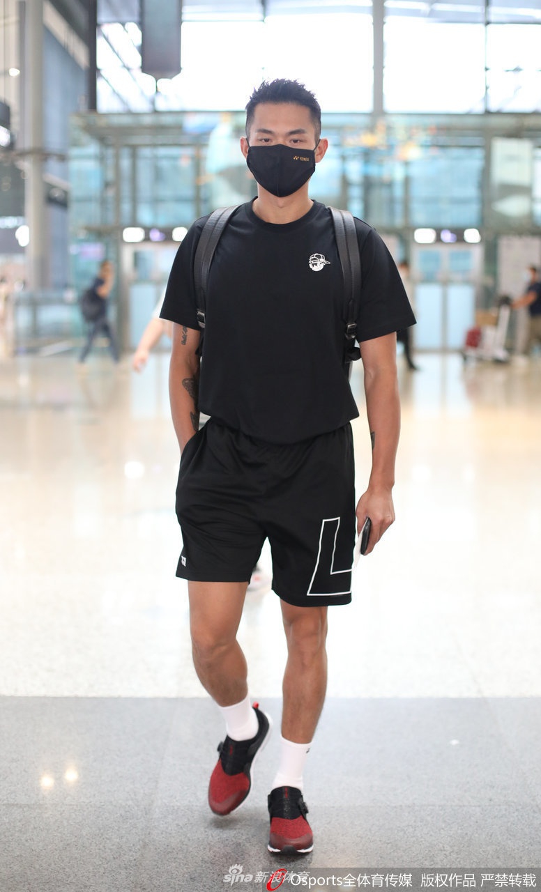 林丹现身机场口罩遮面酷劲十足