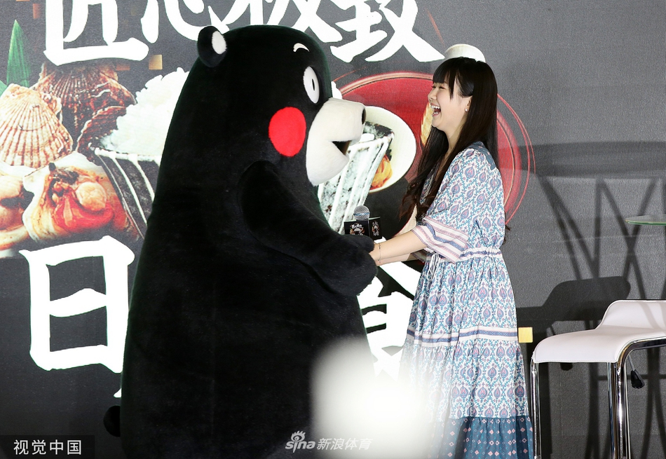 福原爱与熊本熊甜蜜互动