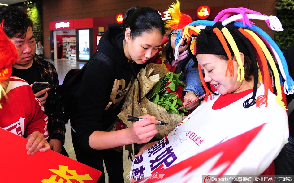 颜妮回沈阳家乡球迷热情迎接