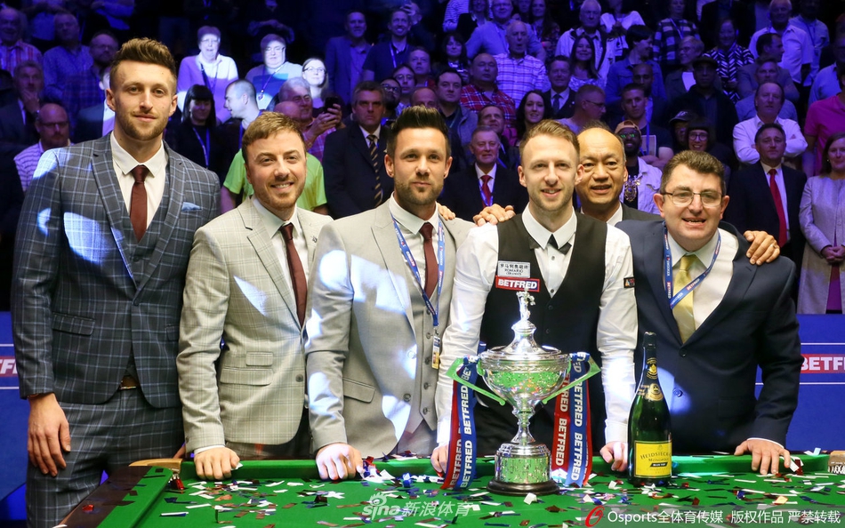 特鲁姆普和家人分享冠军时刻