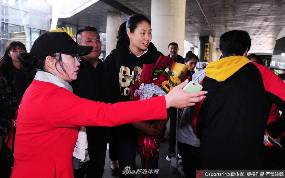 颜妮回沈阳家乡球迷热情迎接