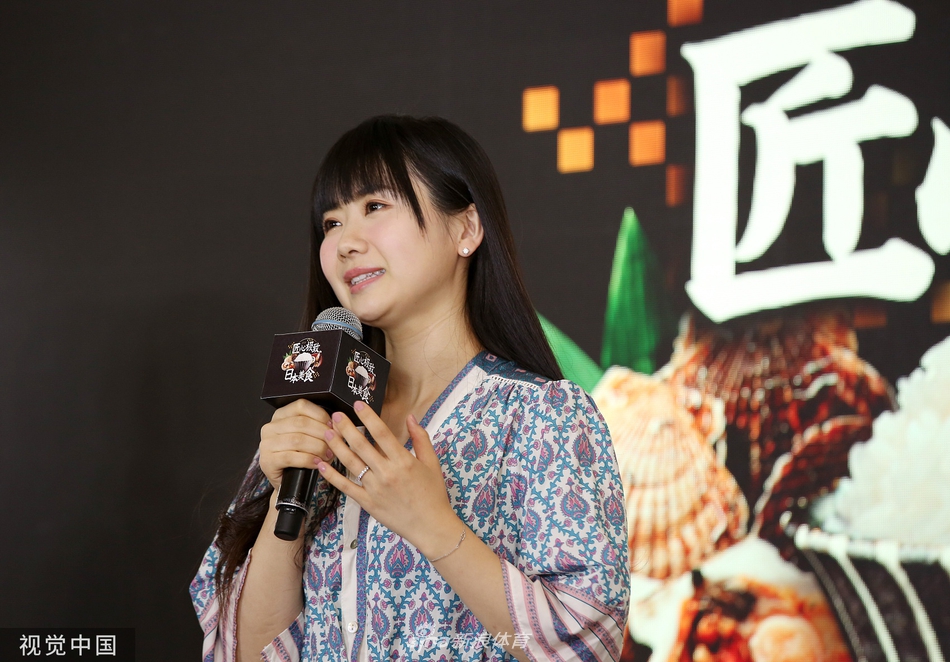 福原爱与熊本熊甜蜜互动