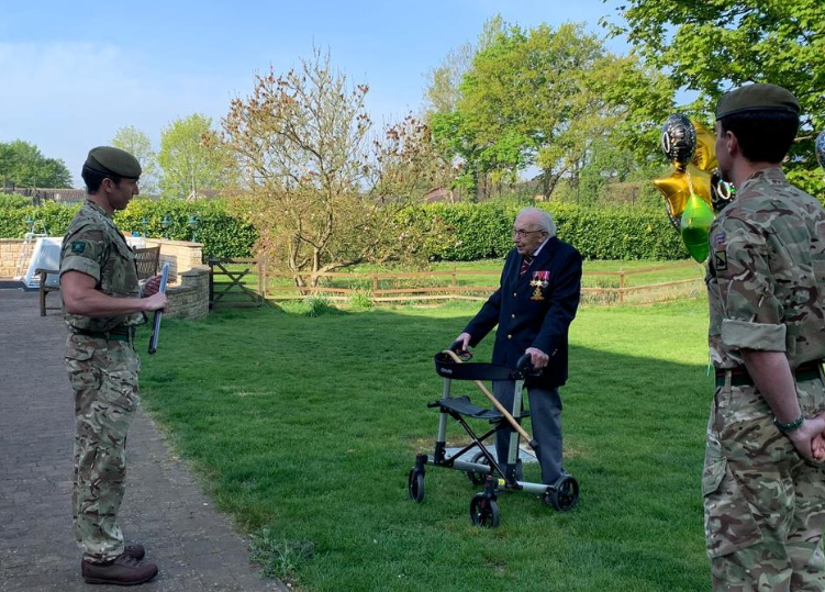 99岁二战老兵步行为医护募集资金