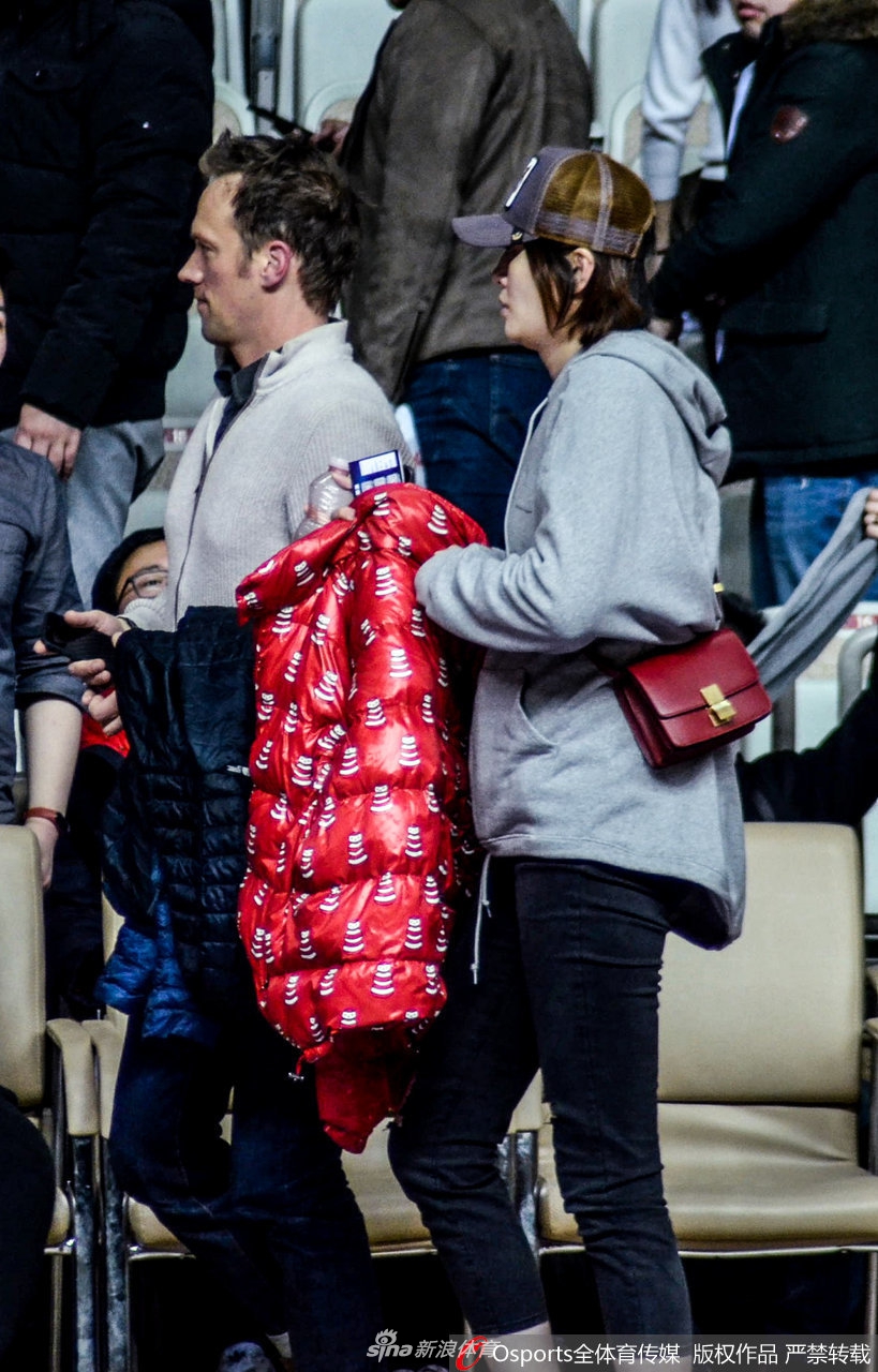 马蕴雯携男友观战CBA疑似怀孕