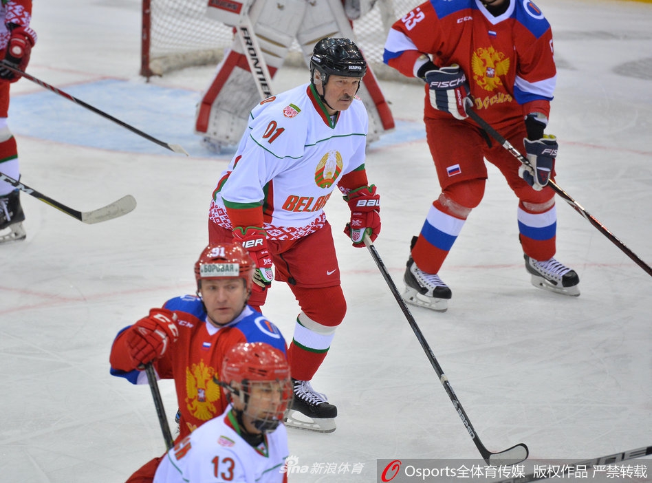 白俄罗斯总统参加冰球比赛