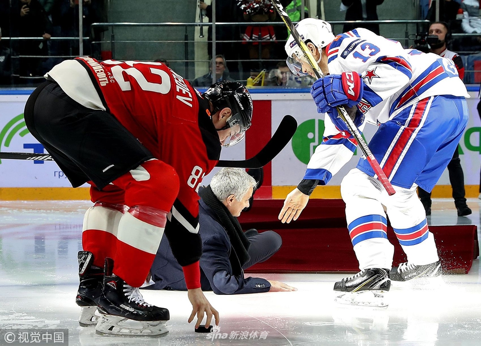 穆里尼奥为冰球开球滑倒