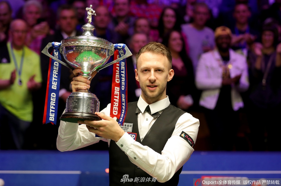 特鲁姆普和家人分享冠军时刻